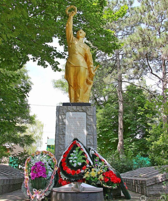 с. Троицкое Беляевского р-на. Мемориал воинской славы, в братских могилах которого перезахоронено останки 300 воинов. 