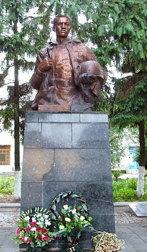 с. Дударкив Бориспольского р-на. Памятник, установленный в 1954 году по улице Гоголя на братской могиле воинов, погибшим в годы войны.