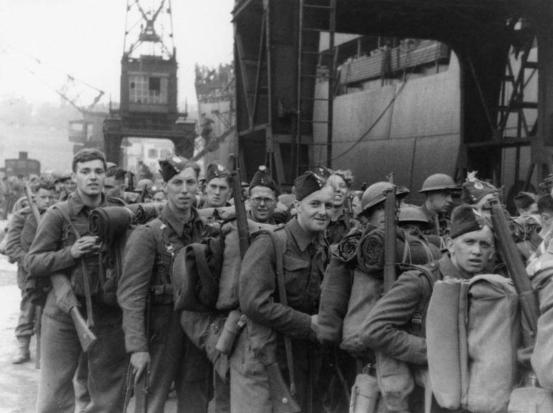 Британские войска во время погрузки на корабли. Дюнкерк, 30 мая 1940 г.