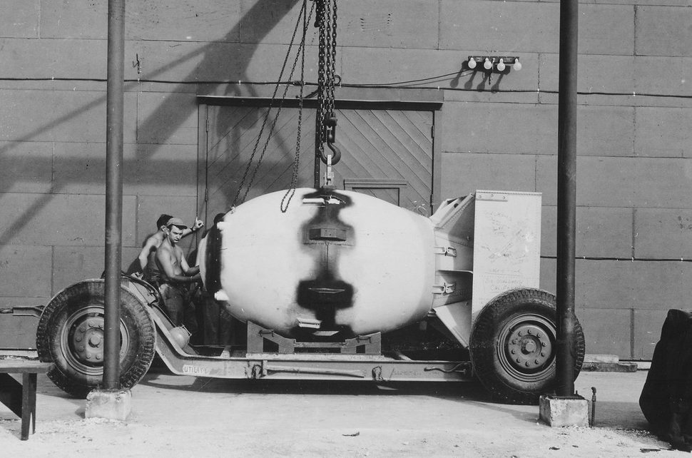 Трейлер с атомной бомбой «Толстяк» (Fat man). Август 1945 г.