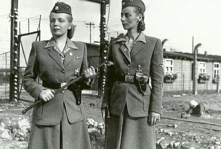 Надзирательницы концлагеря из вспомогательной службы СС Ирма Грис и Мария Мандель.