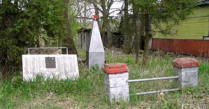 с. Речица, Чернобыльская зона отчуждения. Памятник советским воинам, погибшим в годы войны.