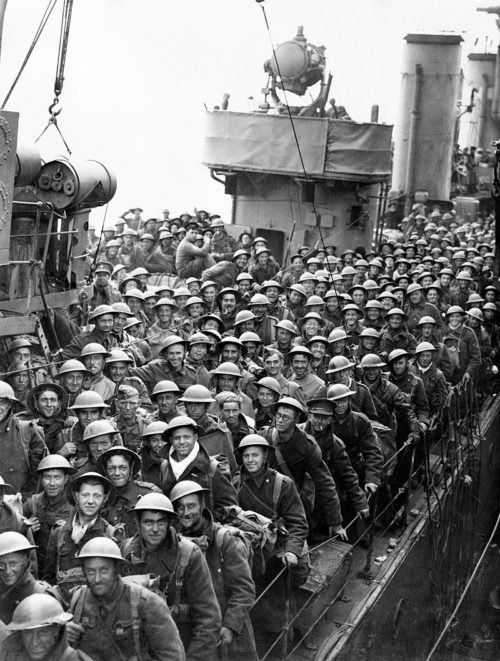 Британские войска на борту эсминца в Довере ждут выхода из корабля. Дюнкерк 26-29 мая 1940 г.
