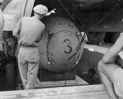 Загрузка бомбы в самолет. Август 1945 г.