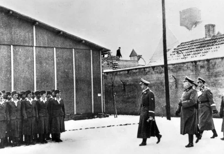 Высшие нацистские чины инспектируют женский концлагерь Равенсбрюк. 