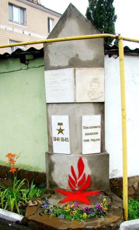 г. Одесса. Памятный знак фронтовым медсестрам, установленный в переулке Политкаторжан.