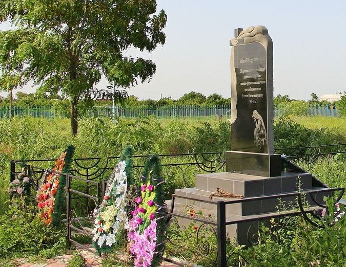 с. Троицкое Беляевского р-на. Памятник на братской могиле, воинов, погибших в годы войны.
