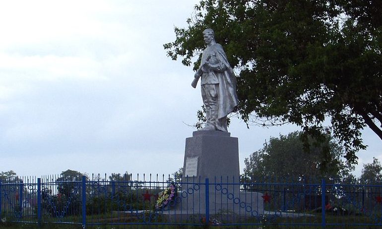 с. Иванков Бориспольского р-на. Памятник, по улице Центральной, установленный в 1954 году на братской могиле воинов, погибших в годы войны.