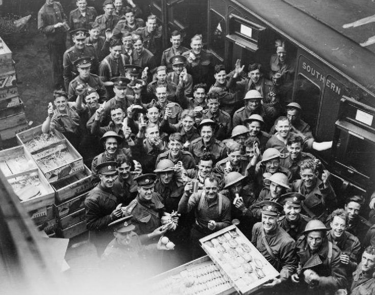 Солдаты ждут посадки на поезд на станции Дувр. Дюнкерк 26-29 мая 1940 г.