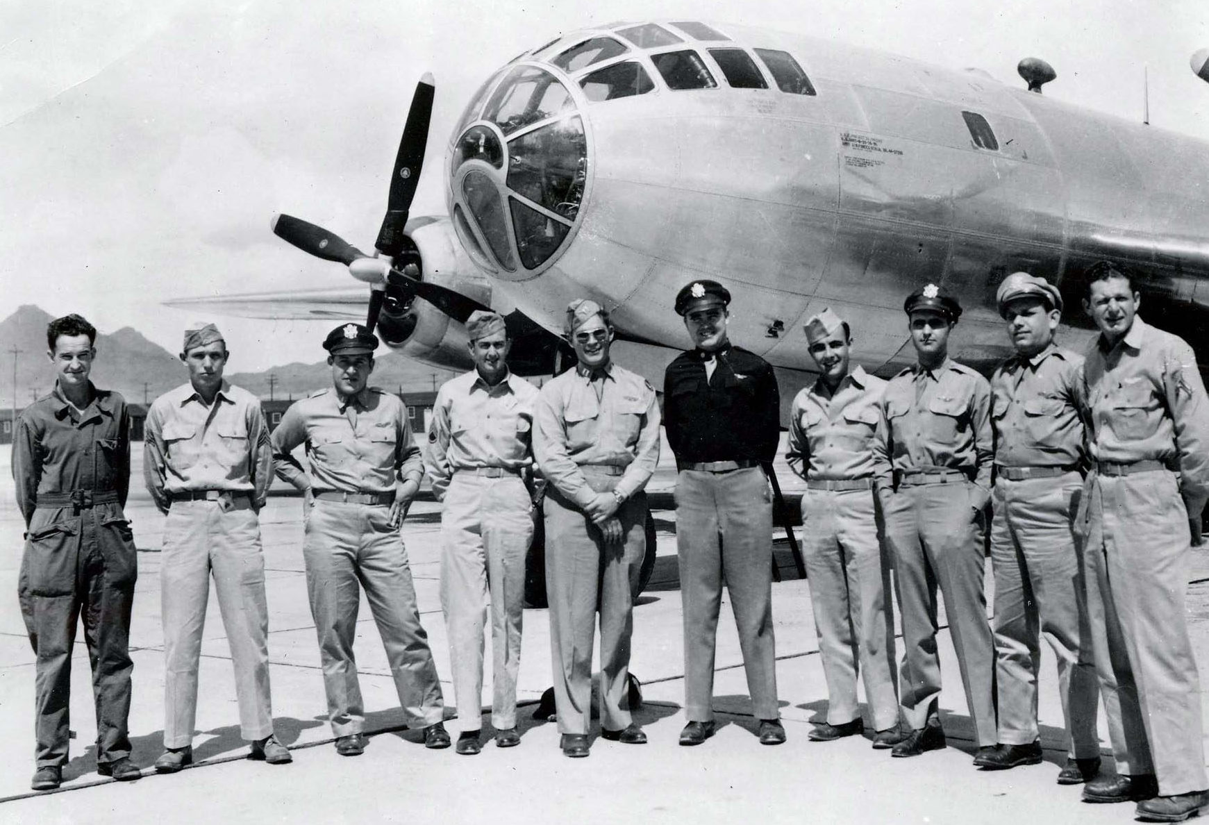 Экипаж бомбардировщика В-29 «Бокскар»,сбросившего бомбу на Нагасаки. Август 1945 г.