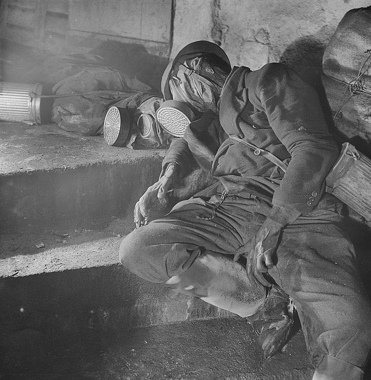 Мертвое тело в противогазе и защитном снаряжении, обнаруженное в подвале 1 января 1946 г.