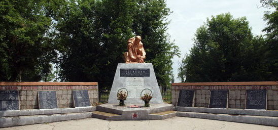 с. Катаржино-Краснознаменка Раздельнянского р-на. Памятник воинам, погибшим в годы войны.