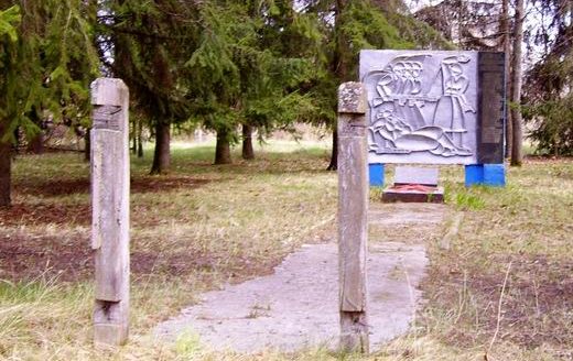 с. Россоха, Чернобыльская зона отчуждения. Памятник воинам, погибшим в годы войны.