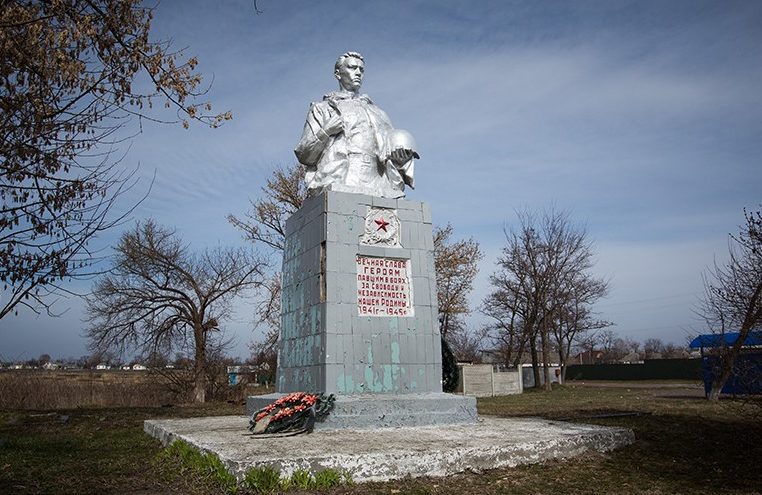 с. Иванков Бориспольского р-на. Памятник по улице Центральной, 2а на братской могиле советских воинов-моряков, погибших в сентябре 1941 года.