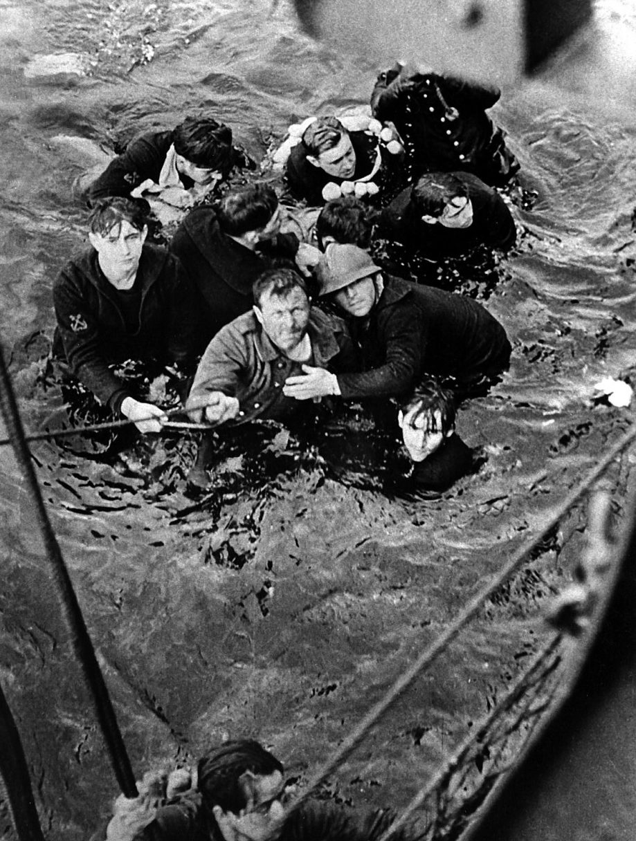 Британские солдаты грузятся на корабль. Дюнкерк, 29 мая 1940 г.
