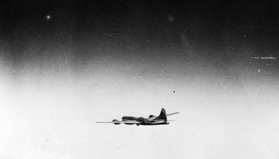 Бомбардировщик В-29 держит курс на Нагасаки с атомной бомбой на борту. 9 августа 1945 г.