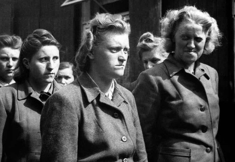 Надзирательницы концлагеря Берген-Бельзен Герта Бозе, Гильдегард Канбах, Ирен Хаске и Элизабет Фолкенрат на прогулке в тюрьме. 1945 г.