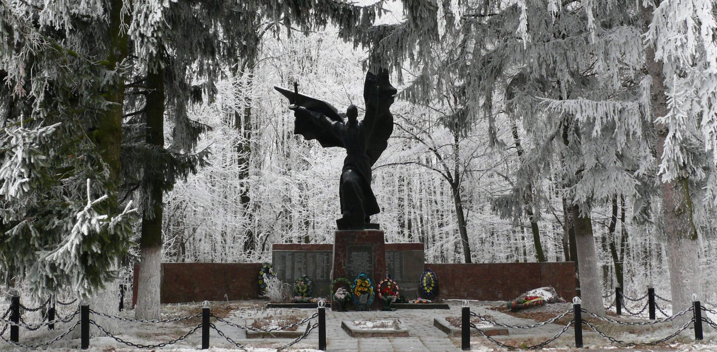 с. Голодьки Тетиевского р-на. Памятник, установленный на братской могиле, в которой похоронено 377 воинов, в т.ч. 300 неизвестных, погибших в годы войны. 