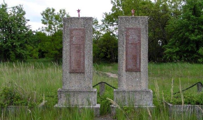 с. Староселье, Чернобыльская зона отчуждения. Памятник воинам, погибшим в годы войны.