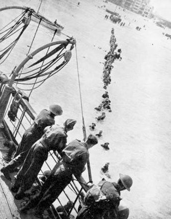 Британские солдаты грузятся на корабль. Дюнкерк, 29 мая 1940 г.