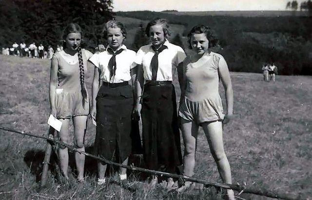 Девушки в тренировочном лагере BDM. 