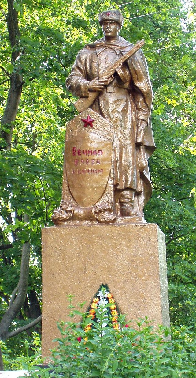с. Любарцы Бориспольского р-на. Памятник, установленный в 1952 году на братской могиле воинам, погибшим в годы войны.