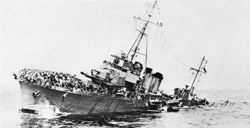 Французский эсминец с эвакуированными войсками тонет в море возле Дюнкерка. 30 мая 1940 г.