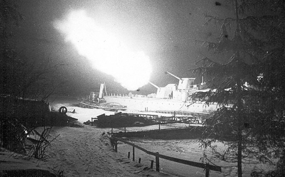 Эсминец «Стойкий» ведет обстрел гитлеровских позиций. 1943 г.