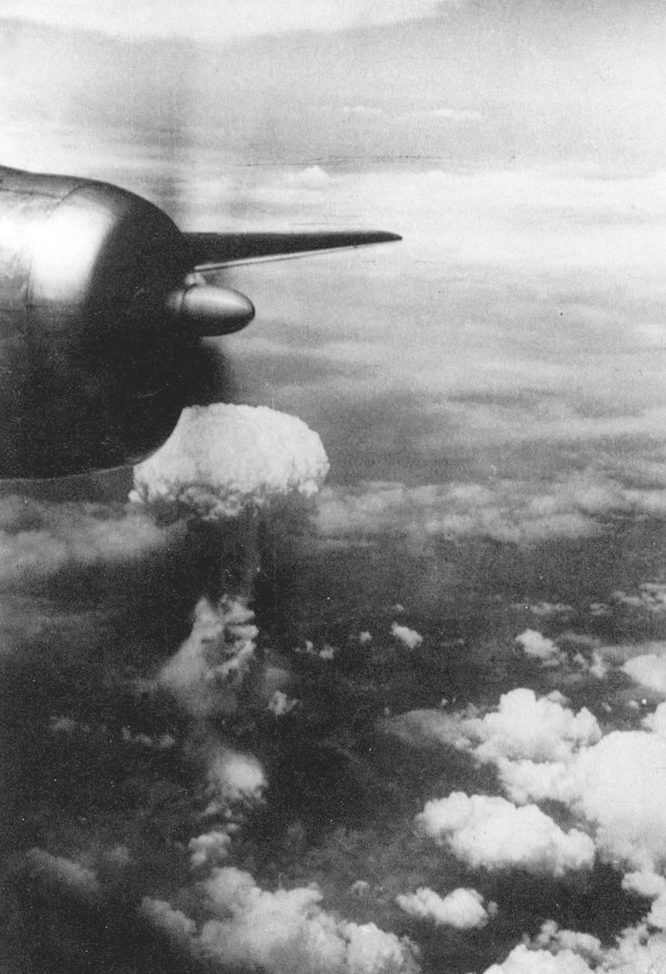 Вид на ядерный гриб взрыва с одного из бомбардировщиков B-29 участвовавших в операции. 9 августа 1945 г.