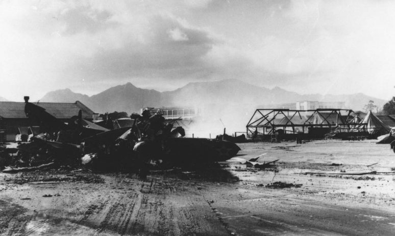 Разбитый аэродром в Перл-Харборе. 7 декабря 1941 г.