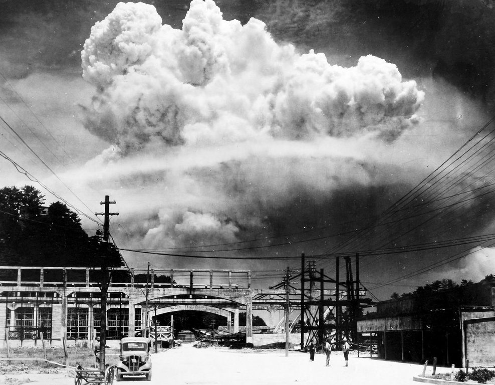 Вид на облако атомного взрыва в Нагасаки с расстояния в 15 км из Койаджи-Дзимы. 9 августа 1945 г.