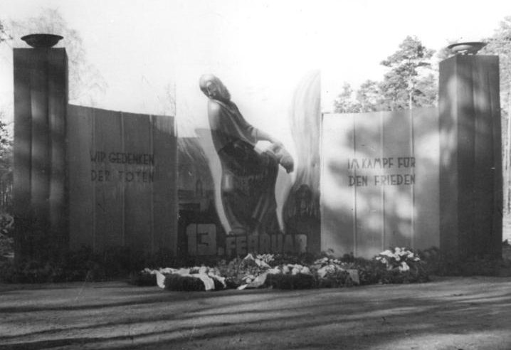 Мемориал на Хайдефридхофе в Вильден-Манне. 14 февраля 1950 г.