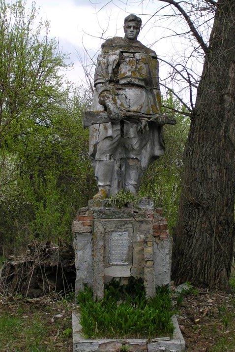 с. Толстый Лес, Чернобыльская зона отчуждения. Памятник воинам, погибшим в годы войны.