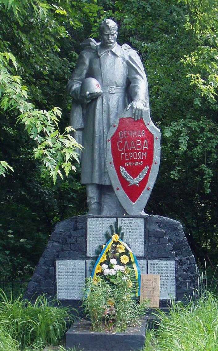 с. Малая Старица Бориспольского р-на. Памятник, установленный в 1957 году на братской могиле воинов, погибшим в годы войны.