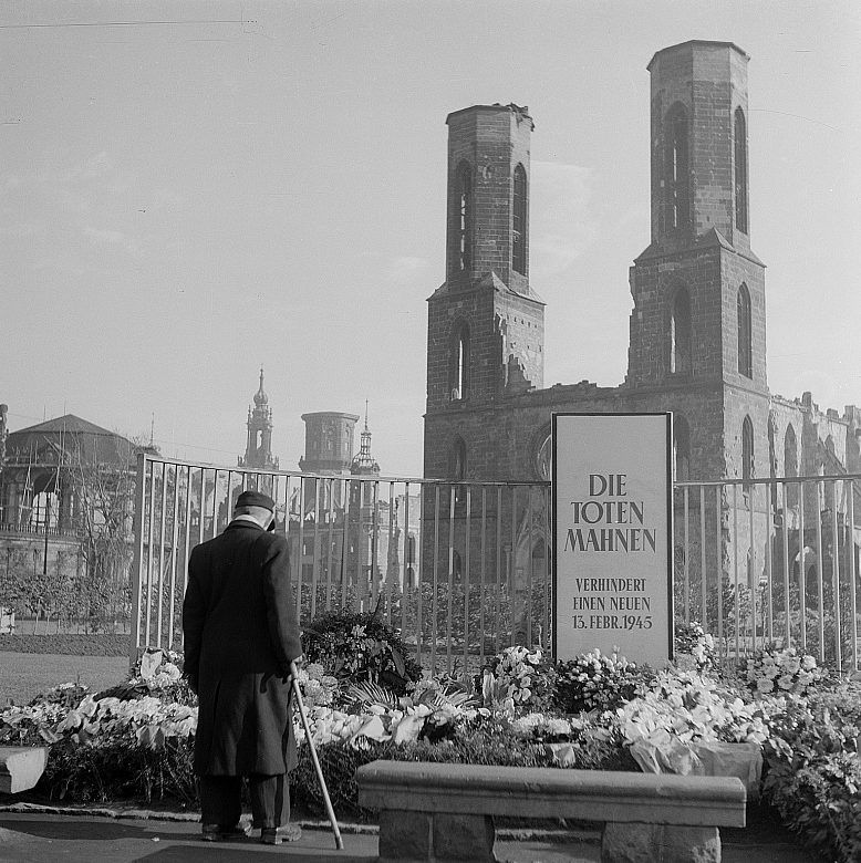 Венки у руин Софиенкирха. 13 февраля 1962 г.