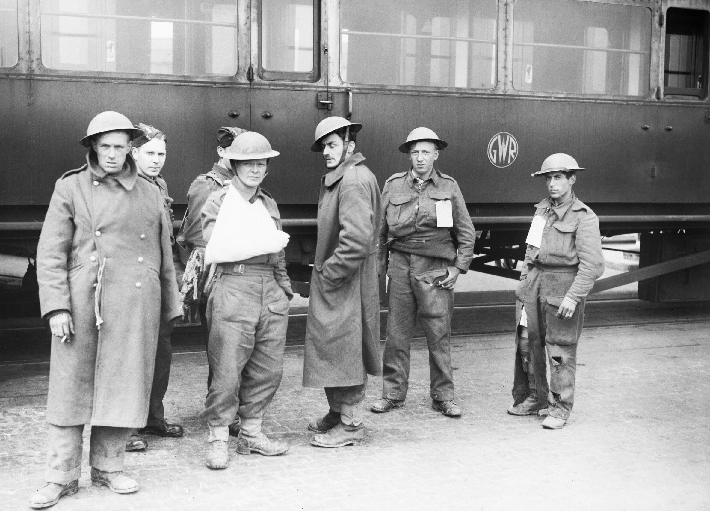 Группа «ходячих раненых» британских войск перед железнодорожным вагоном в Довере. 31 мая 1940 г.