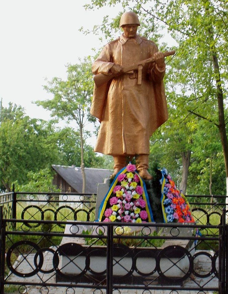 с. Мартусовка Бориспольского р-на. Памятник, установленный в 1969 году 88 воинам-односельчанам, погибшим в годы войны. 