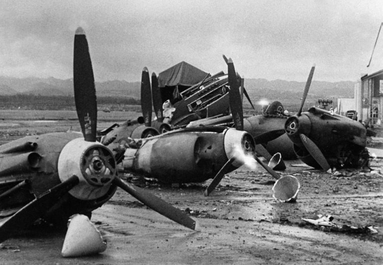 Разбитый аэродром в Перл-Харборе. 7 декабря 1941 г.