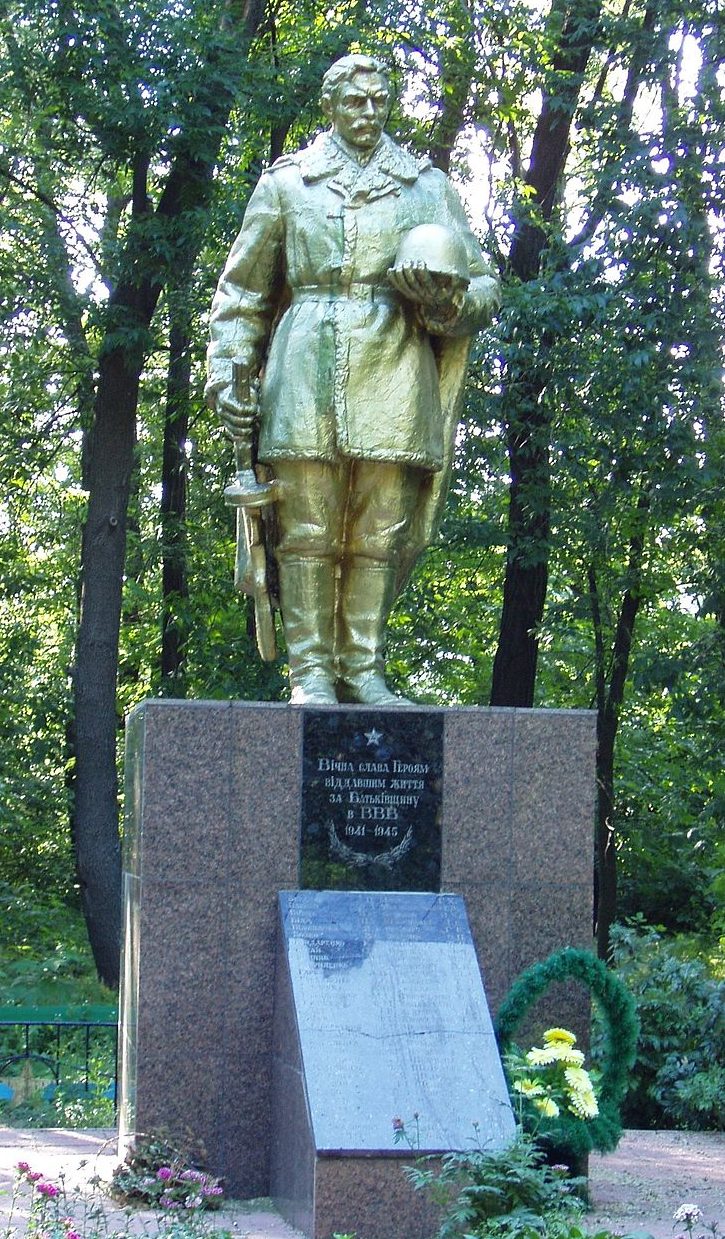 с. Мирное Бориспольского р-на. Памятник, установленный в 1956 году на братской могиле воинов, погибшим в годы войны.