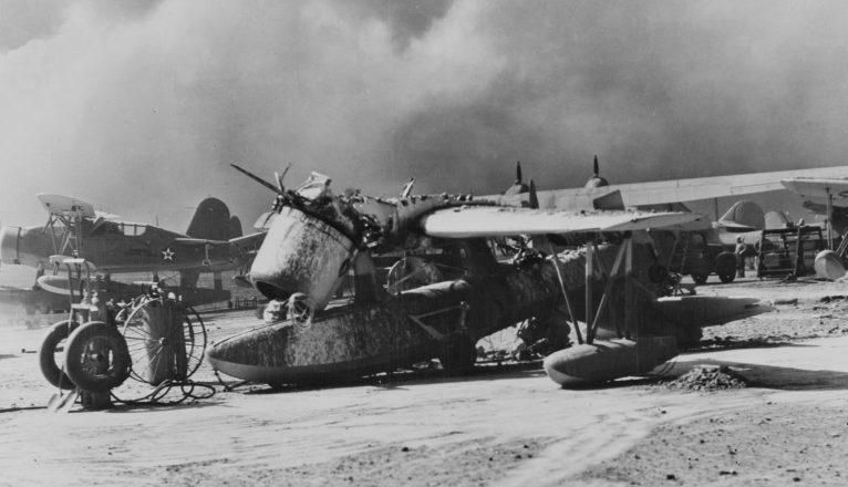 Разбитый гидросамолет на аэродроме. 7 декабря 1941 г.