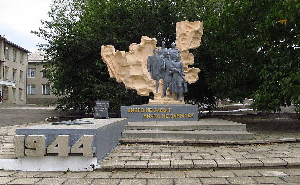 с. Котловина Ренийского р-на. Памятник советским парашютистам-десантникам, погибшим в 1944 году.