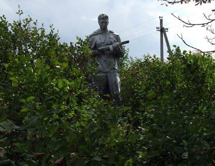 с. Чистогаловка, Чернобыльская зона отчуждения. Братская могила воинов, погибших в годы войны.
