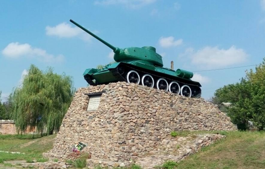 г. Березовка. Памятник-танк Т-34, установленный в 1974 году на углу улиц Княгини Ольги и Пушкинской в честь воинов-танкистов, которые освободили город 4 апреля 1944. 