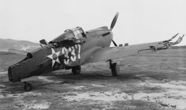 Взлетное поле после налета. 7 декабря 1941 г.