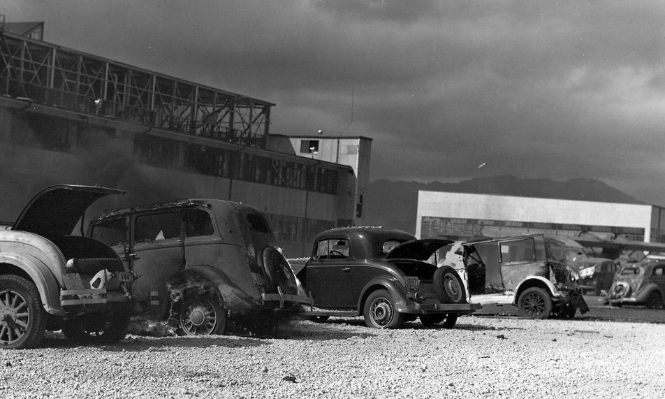Автомобили, обстрелянные японскими самолетами на военно-морской станции Перл-Харбора. 7 декабря 1941 г.