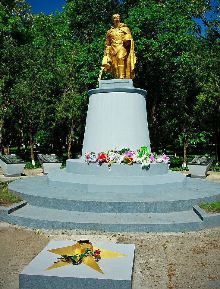 г. Березовка. Памятник 43 подпольщикам и воинам-освободителям, установленный в 1954 году на площади Первомайской. 