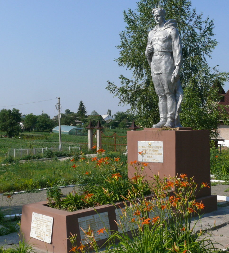 пгт. Демидов Вышгородского р-на. Памятник на братской могиле советских воинов, погибших в годы войны.