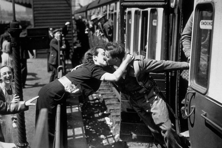 Эвакуированных солдат встречают на Родине. 31 мая 1941 г.