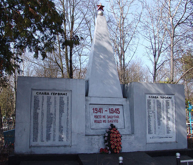 пгт. Демидов Вышгородского р-на. Памятник на кладбище воинам-односельчанам.