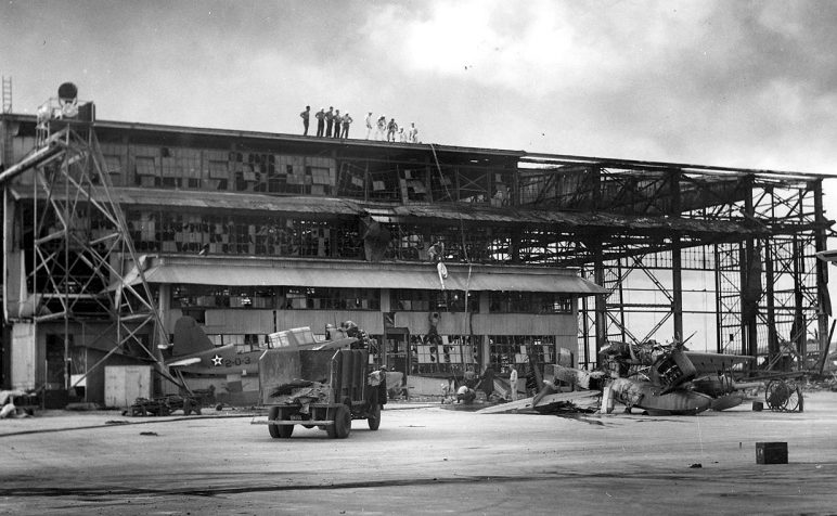 Аэродром на острове Форд после нападения Перл-Харбор. 7 декабря 1941 г.